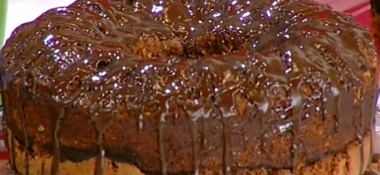 Κέικ πραλίνας με μαρμελάδα και λιωμένη σοκολάτα