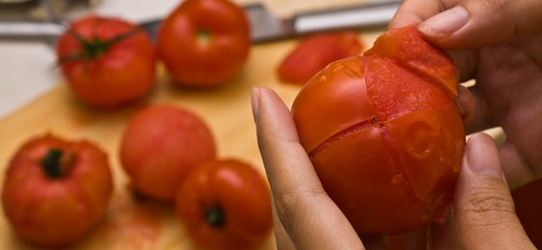 Πώς να ξεφλουδίζετε εύκολα τις ντομάτες