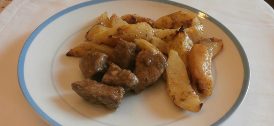 Μοσχαράκι λεμονάτο με πατάτες φούρνου