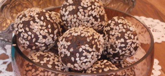 Σοκολατάκια με αποξηραμένα δαμάσκηνα και φουντούκια