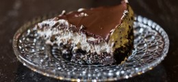 Cheesecake καρύδας σε βάση oreo με επικάλυψη σοκολάτας