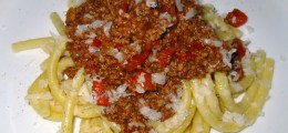 Απολαυστική συνταγή για σπαγγέτι µε σάλτσα από πιπεριές και μελιτζάνες